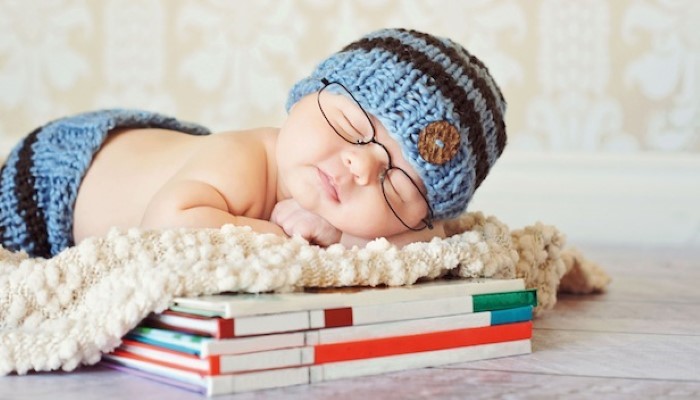 Petit bébé qui dort profondément