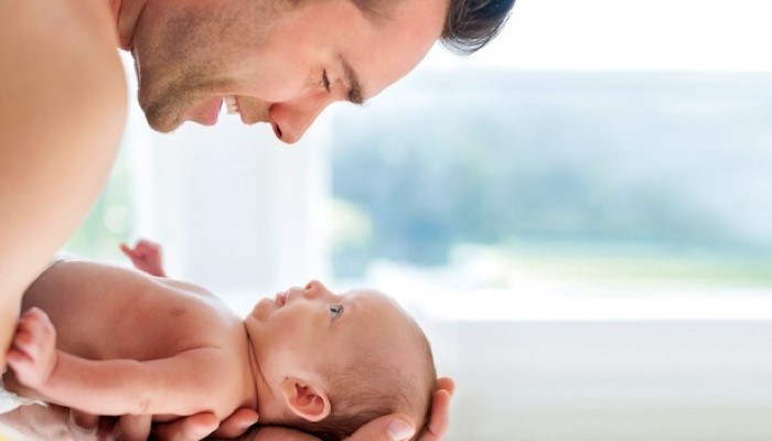 Papa et son bébé nouveau-né Papa et son bébé nouveau-né