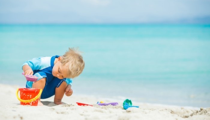 Petit garçon à la plage