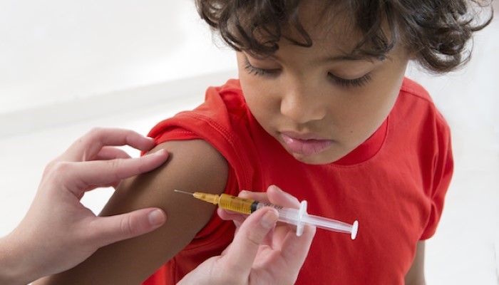 Petit enfant en train de se faire vacciner Petit enfant en train de se faire vacciner