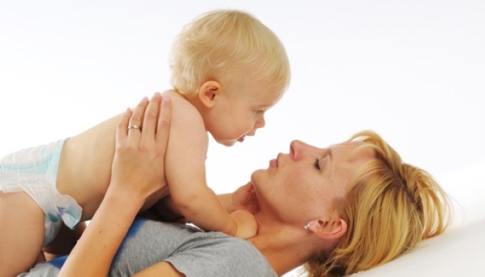 Maman en pleine discussion avec son bébé Maman en pleine discussion avec son bébé