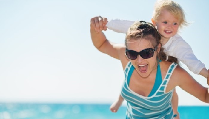 Maman qui joue à l'avion avec son enfant Maman qui joue à l'avion avec son enfant