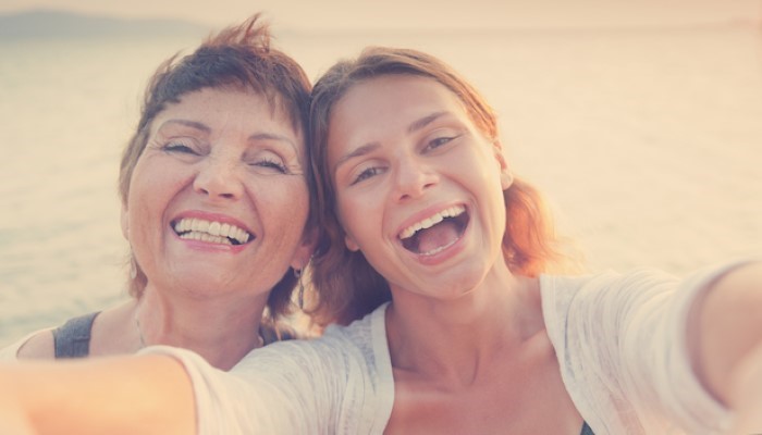 Jeune femme et sa mère