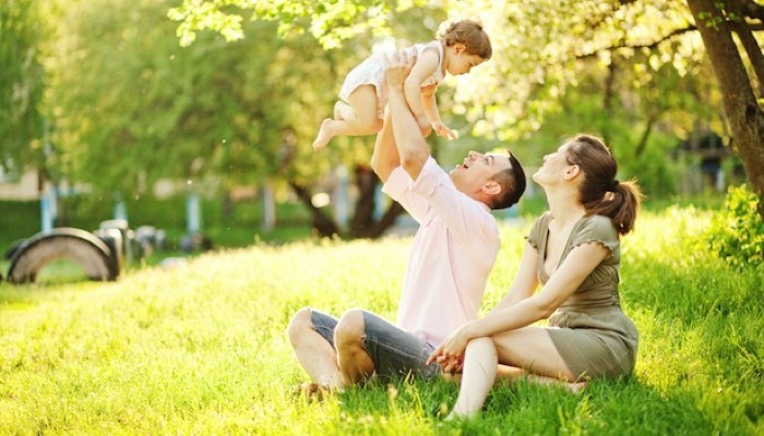 Papa, maman et bébé sous un arbre en été Papa, maman et bébé sous un arbre en été