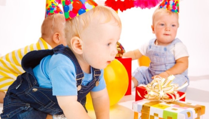 Bébés participant à une fête Bébés participant à une fête