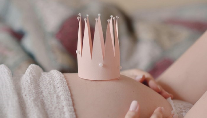 Petite couronne sur le ventre d'une femme enceinte