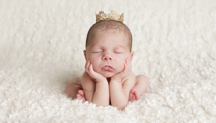 Bébé assis avec une couronne sur la tête