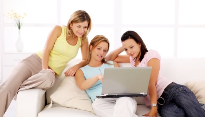 Mamans qui consultent des blogs sur les bébés et la grossesse Mamans qui consultent des blogs sur les bébés et la grossesse