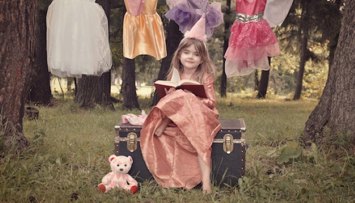 Petite fille déguisée en princesse