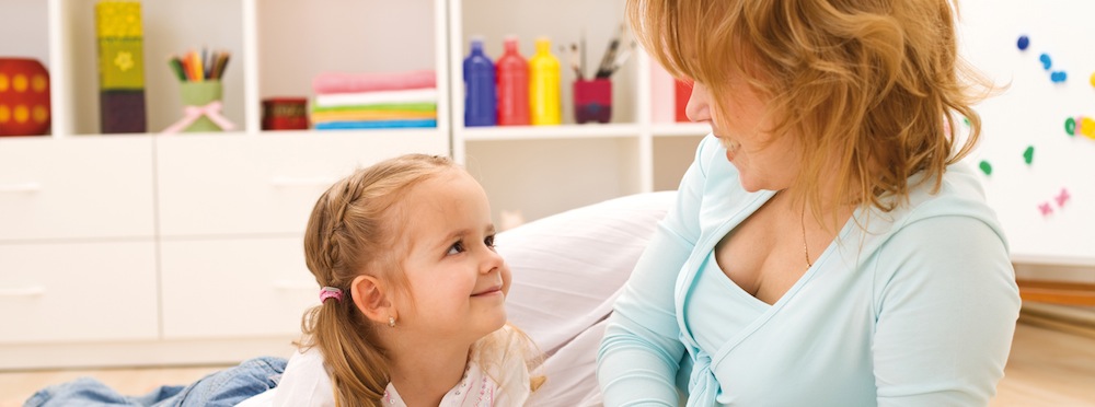 Nounou garde une petite fille