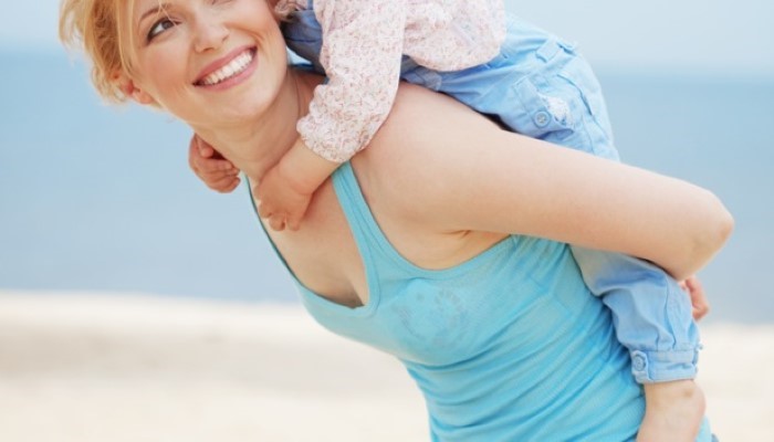 Maman joue avec sa petite fille