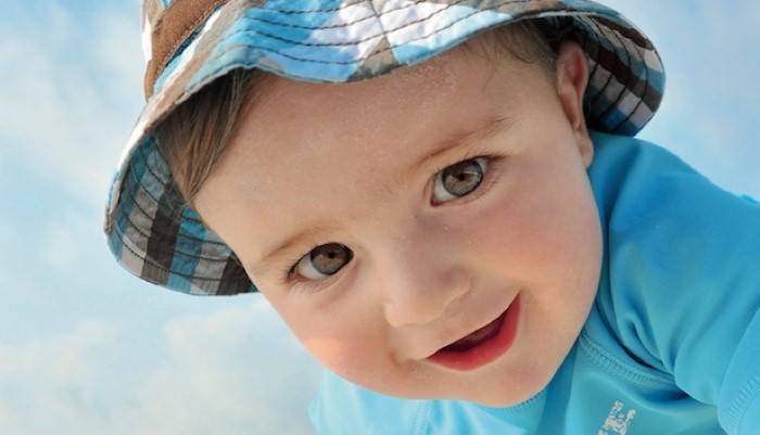 Petit enfant à la plage avec sa bouée Petit enfant à la plage avec sa bouée