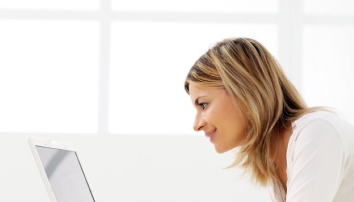 Femme devant son ordinateur Femme devant son ordinateur