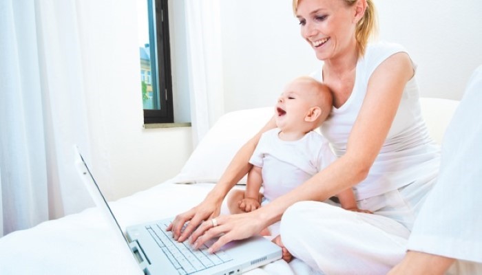 Maman et bébé devant un ordinateur