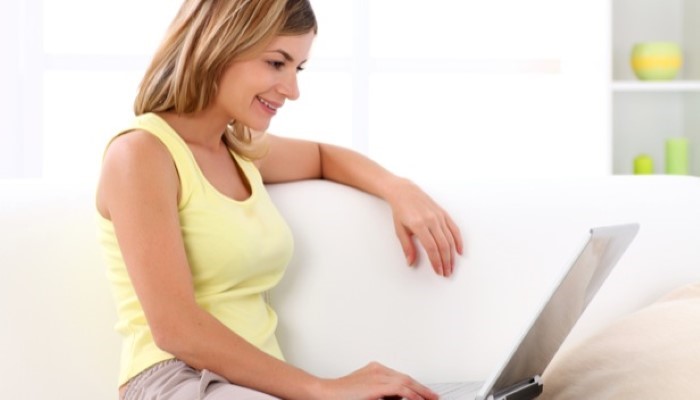 Femme qui regarde son ordinateur