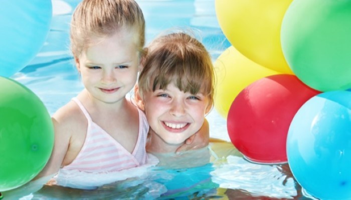 Enfants dans un piscine Enfants dans un piscine