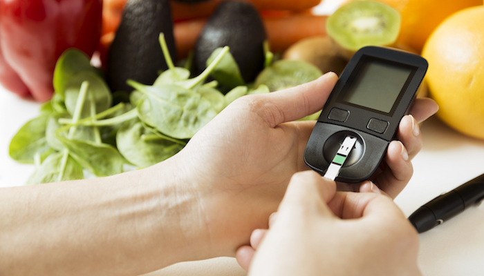 Femme enceinte mange des chocolats Femme enceinte mange des chocolats