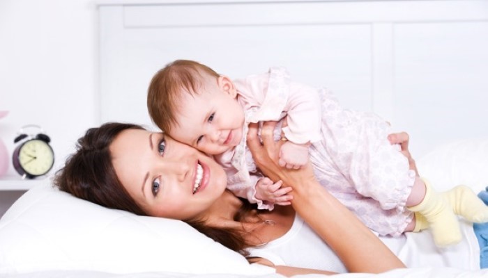 Jeune maman joue avec sa petite fille Jeune maman joue avec sa petite fille