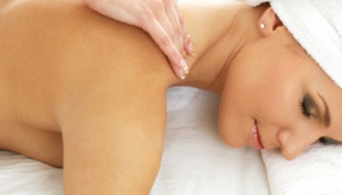 Femme se fait masser le dos