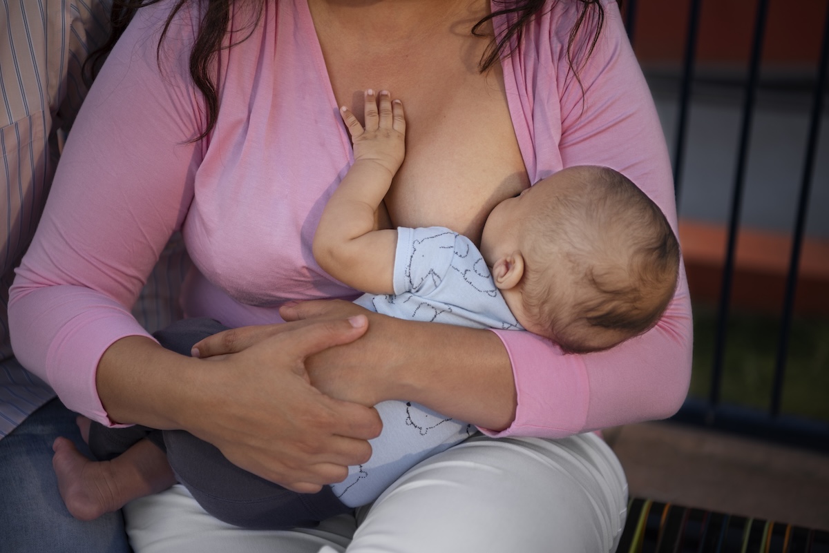 Maman qui allaite son bébé Maman qui allaite son bébé
