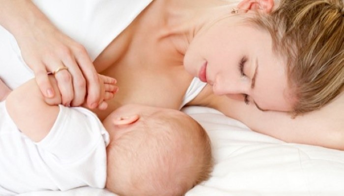 Maman qui allaite son bébé Maman qui allaite son bébé