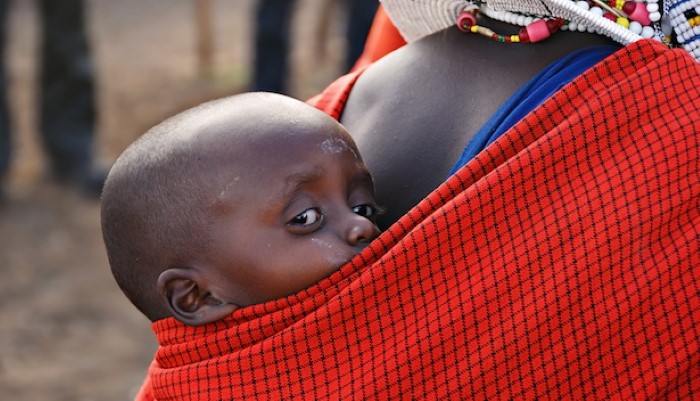 Bébé porté dans une écharpe de potage