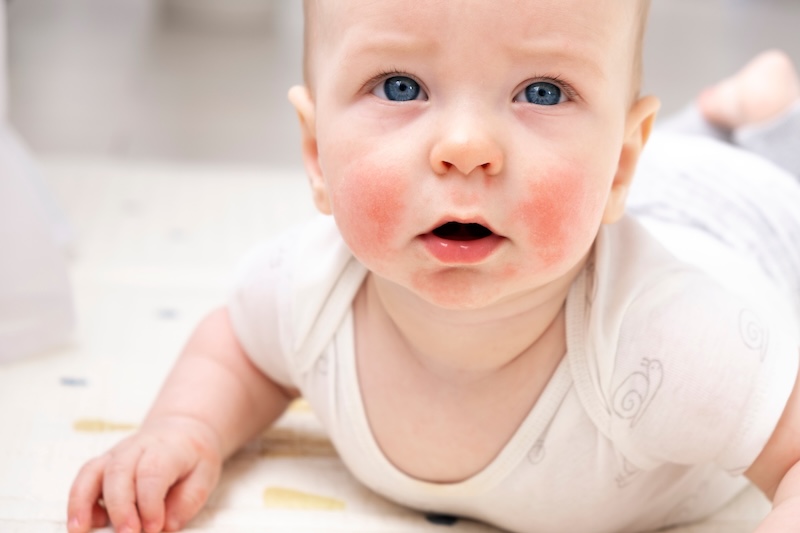 Petit garçon qui mange un yaourt