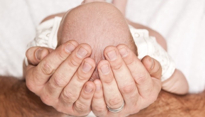 Mains d'un papa soutenant son bébé Mains d'un papa soutenant son bébé