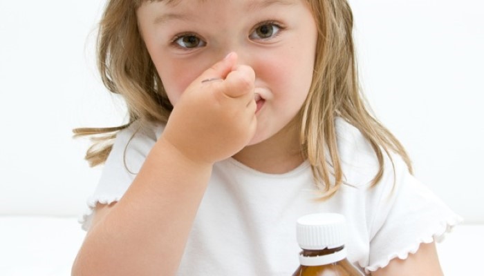 Enfant malade prend un médicament