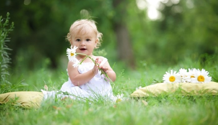 Petite fille assise sur la pelouse Petite fille assise sur la pelouse