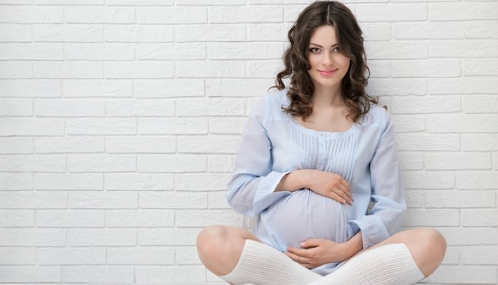 Femme enceinte assise