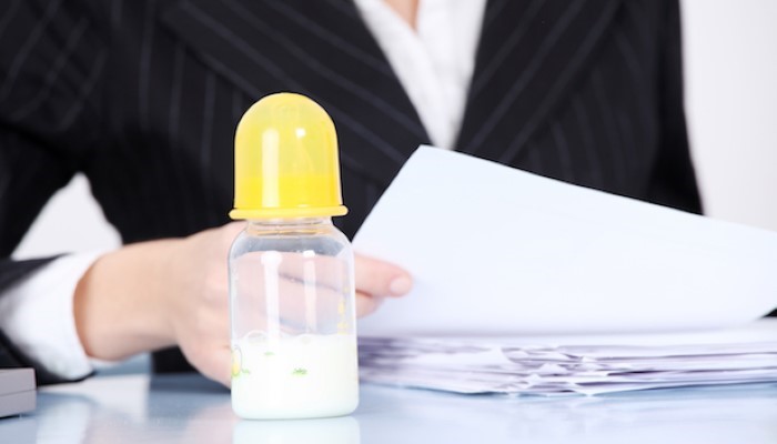 Une maman interdite d'aller en classe avec son bébé Une maman interdite d'aller en classe avec son bébé