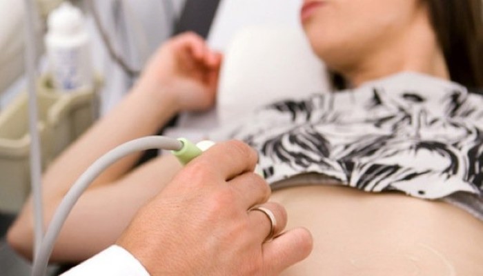 Femme enceinte qui fait l'échographie