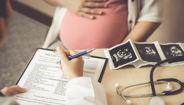 Zoom sur le ventre d'une femme enceinte Zoom sur le ventre d'une femme enceinte