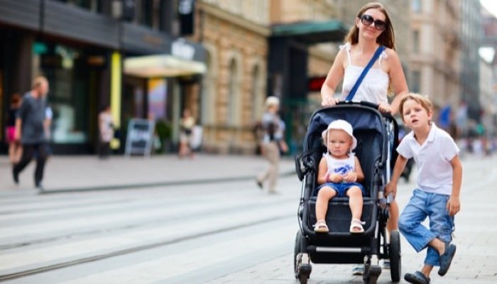 Maman et ses enfants se promènent en ville
