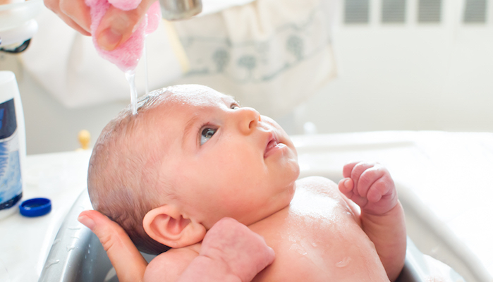 Bébé n'aime pas avoir les cheveux mouillés Bébé n'aime pas avoir les cheveux mouillés