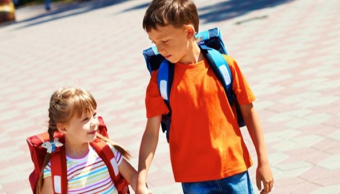 Frère et soeur avec leurs cartable sur le dos Frère et soeur avec leurs cartable sur le dos