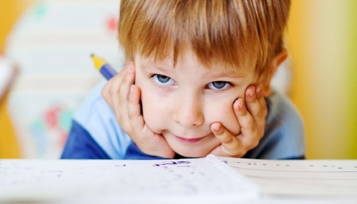 Enfant qui fait ses devoirs Enfant qui fait ses devoirs