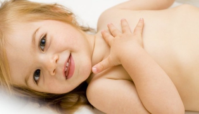 Petite fille qui rigole Petite fille qui rigole