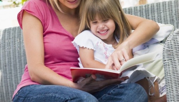 Maman qui lit avec sa fille Maman qui lit avec sa fille