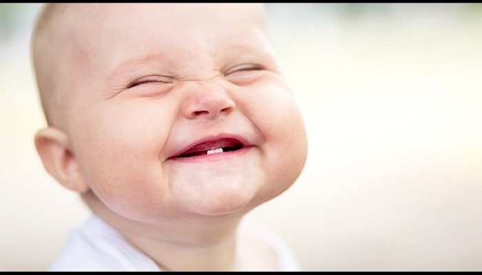 Bébé qui montre ses dents Bébé qui montre ses dents