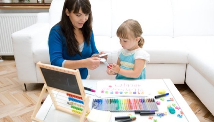 Maman qui dessine avec sa fille Maman qui dessine avec sa fille
