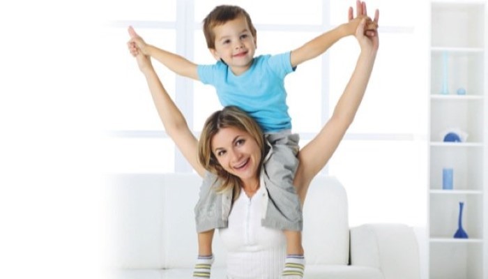 Maman qui porte son enfant sur ses épaules