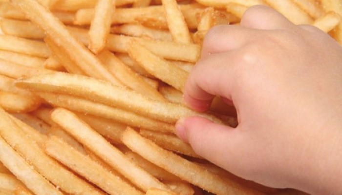 Enfant qui mange des frites