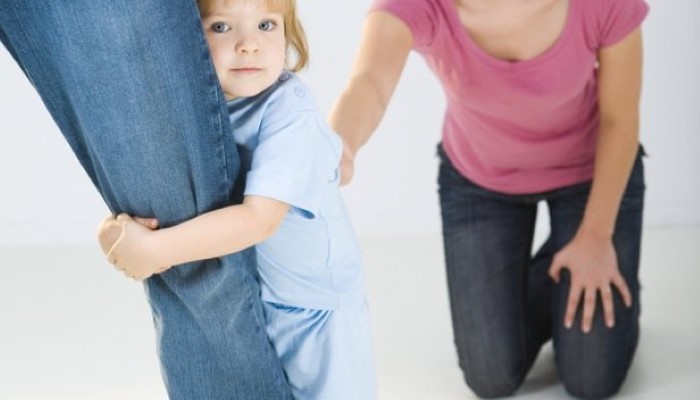 Petite fille accrochée à la jambe de son papa Petite fille accrochée à la jambe de son papa