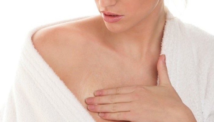 Zoom sur la poitrine d'une femme Zoom sur la poitrine d'une femme