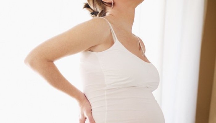 Femme qui a mal au dos Femme qui a mal au dos