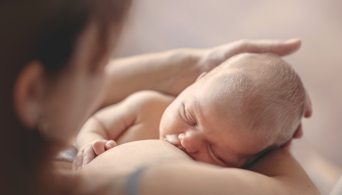Bébé qui prend le sein Bébé qui prend le sein