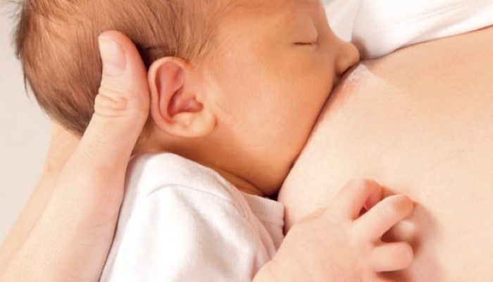 Bébé qui prend le sein Bébé qui prend le sein