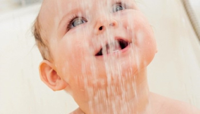 Enfant sous la douche Enfant sous la douche